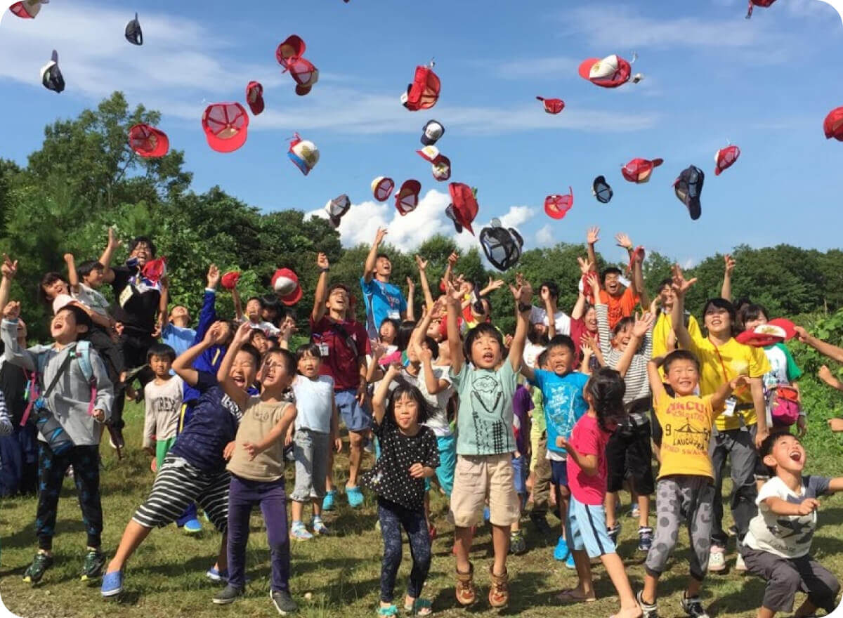 参加者が帽子を投げている様子